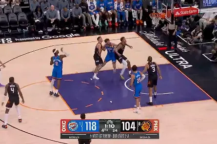 亚历山大被犯规站上罚球线，两罚全中已砍下40分