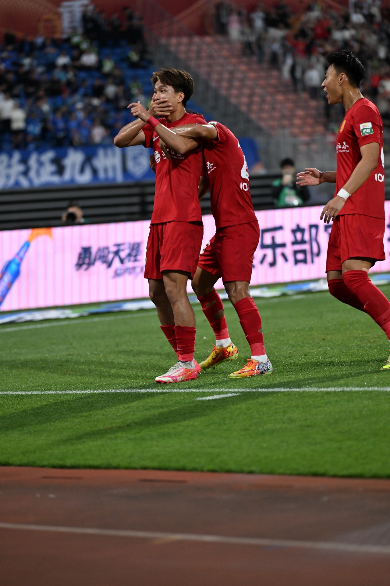 开云登录-声援李镇全？陈纯新首开记录，进球后做出用手捂嘴的庆祝动作